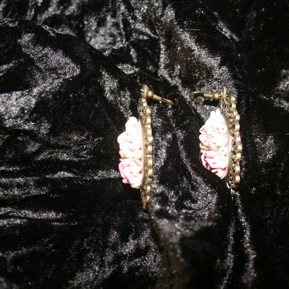 VINTAGE HANDMADE FLORAL EARRINGS - Picture 4 of 8